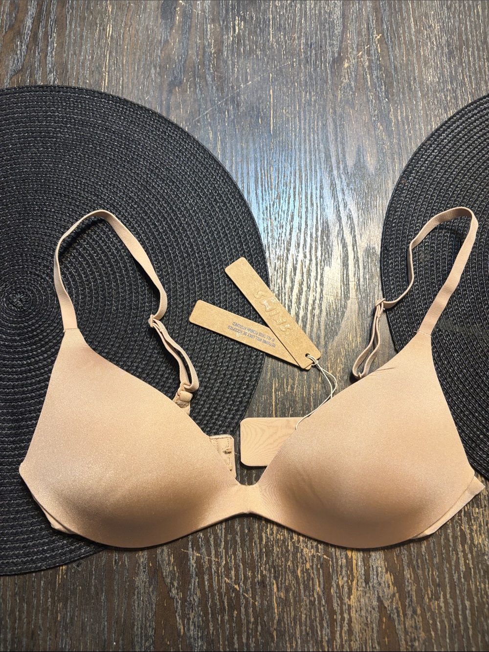 SKIMS wireless form super push up bra size 32A clay Bra NWT creases in pad